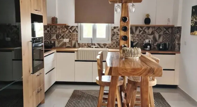 Вилла с балконом и с видом на море Marvarit Villas