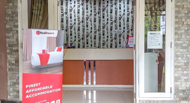 RedDoorz Syariah near Graha Pena