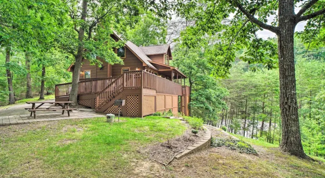 Коттедж c 1 комнатой с балконом Central Sevierville Cabin w/ Hot Tub & Views!