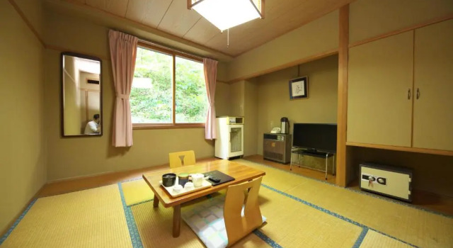 Shiga Swiss Inn, Забронировать Отель Сига Когэн Яманоути, рядом с Hasuike Pond