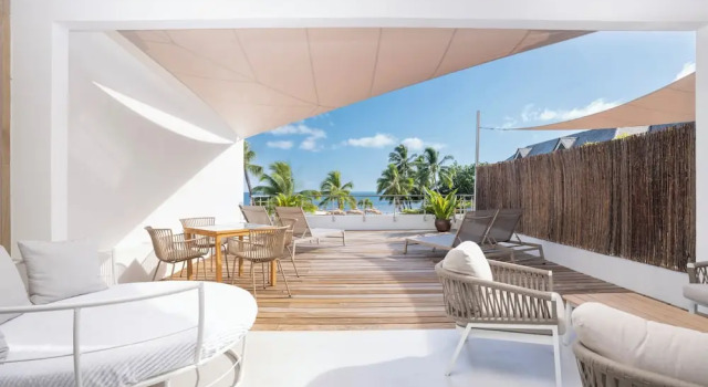 Люкс с балконом и с видом на море Cooks Bay Hotel & Suites