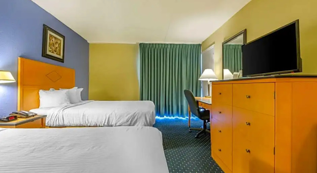 Четырёхместный номер Standard с видом на бассейн AIRE Hotel Hershey Lebanon