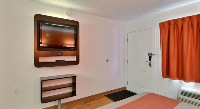Motel 6 Tewksbury, Varaa Motelli Hotellit New England uima-altaalla, Uima-allas