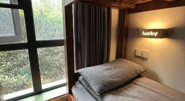 Кровать в общем номере (мужской номер) Dacheng Xiaoyuan Hostel (Zhengzhou High-speed Railway East Station MixC Store)
