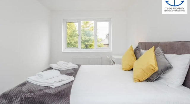Luxury Two Bedroom by 7 Seas Property Serviced Accommodation Maidenhead with Parking