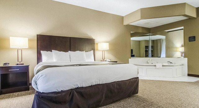 Двухместный люкс Quality Suites Graham - Burlington South