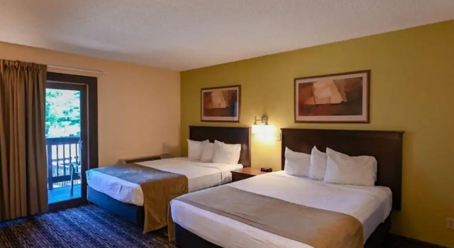 Четырёхместный номер Standard с балконом Sunset Bay Resort & Suites