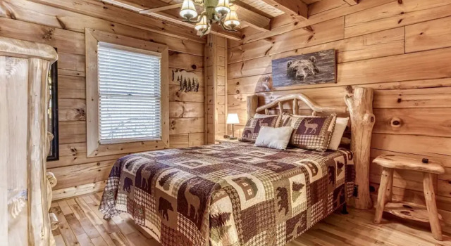 The Wildlife Lodge - Great Location! Close To Tanger Outlets! 5 Bedroom Cabin by RedAwning