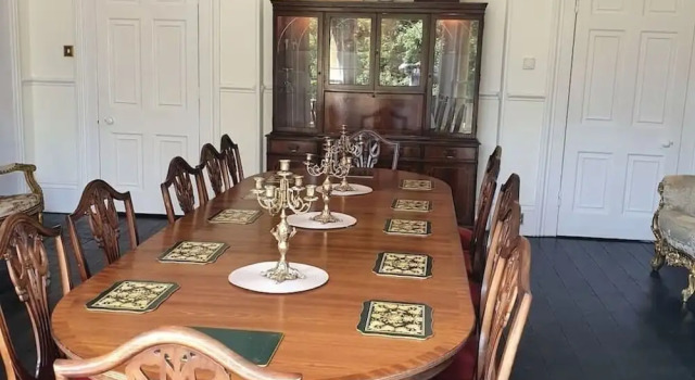 Коттедж с балконом Historic Manor House - Sleeps 16 - Pool & Hot Tub