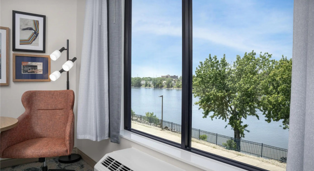 Двухместный люкс с видом на воду Hampton Inn By Hilton East Peoria