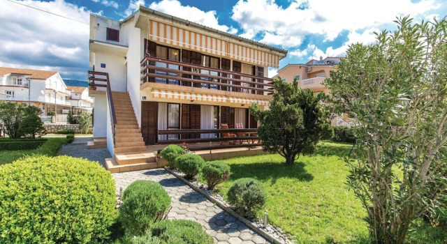 Beautiful Home in Jadranovo With Wifi and 2 Bedrooms, Забронировать Отель Отели Приморско-Горанской жупания с парковкой, Парковка