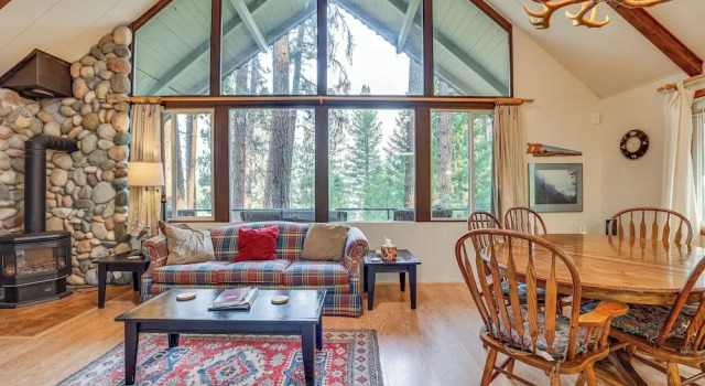 Коттедж с 2 комнатами с балконом Hillside Hideaway: Warm & Cozy Terrace Lakes Cabin