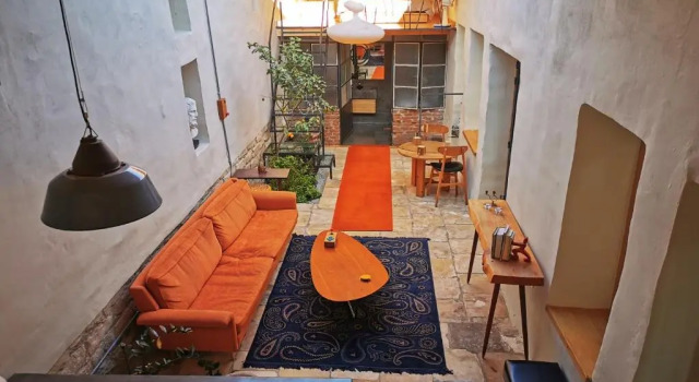 The Cabrio House- Unique CITY CENTER loft with Garden, Boek Appartement Limasol Limassol
