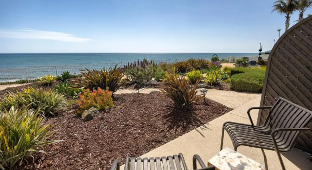 Четырёхместный номер Standard oceanfront Cottage Inn by the Sea