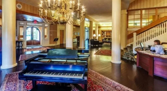 Lovers at Intimate Sunset, Rezervasyon Otel Stroudsburg Alpine Mountain