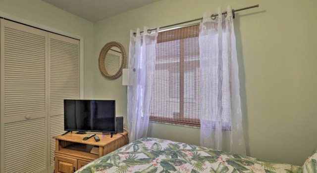 Коттедж Lakefront Brandon Home w/ Patio & Screened Lanai!