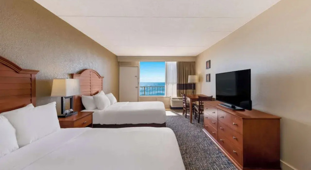 Четырёхместный номер Standard с балконом Comfort Inn South Oceanfront