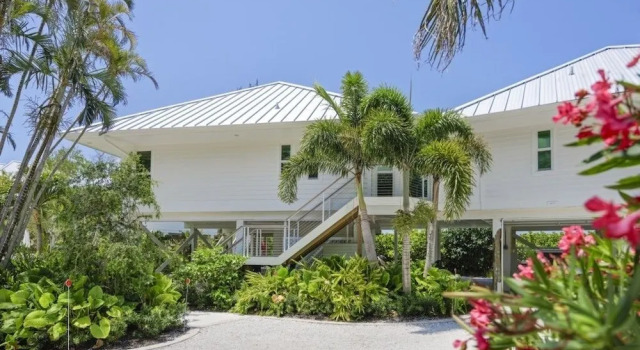 Arcadia-stunning Gulf Front Beauty! 4 Bedroom Home by RedAwning