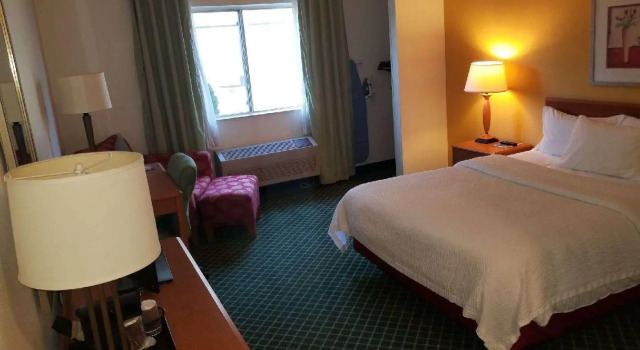 Двухместный номер Standard AmericInn by Wyndham Hudson