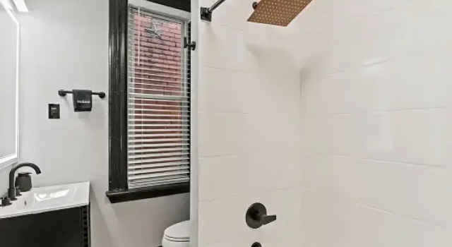 Luxury, Historic 4Bd Rowhouse in the Heart of DC!, Забронировать Отель Отели Вашингтона с парковкой, рядом с Embassy of Tunisia, Парковка