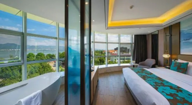 Люкс Business с видом на озеро Kunming Lake View Hotel