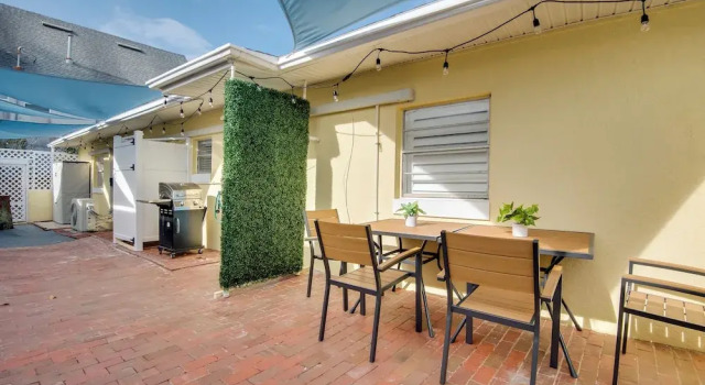 Walk to Beach: Dog-friendly Gem in Cocoa Beach!, Varaa Huoneisto Hotellit Space Coast pysäköinnillä, Pysäköinti