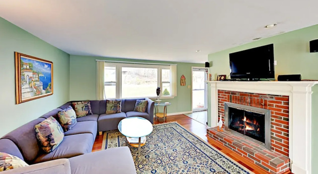 Scenic Bourns Pond 4 Bedrooms 2 Bathrooms Home, Réserver Hôtel East Falmouth Massachusetts