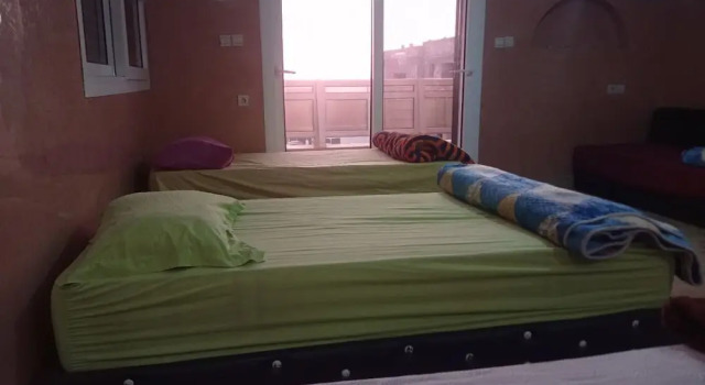Кровать в общем номере Mubaradise Surfcamp