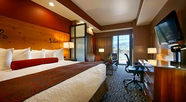 Двухместный номер Standard с балконом и с видом на горы Best Western Premier Ivy Inn & Suites