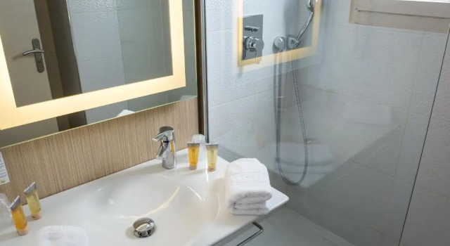 Трёхместный номер Standard SOWELL HÔTELS du Golfe de Saint-Tropez