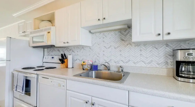 Коттедж Beachfront Emerald Isle Vacation Rental with Deck!