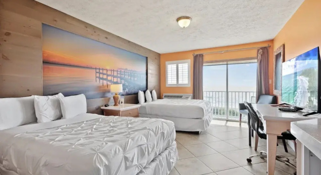 Oceanfront Inn Room #17- Ocean View Balcony King Bed, Забронировать Отель Форт-Пирс штат Флорида