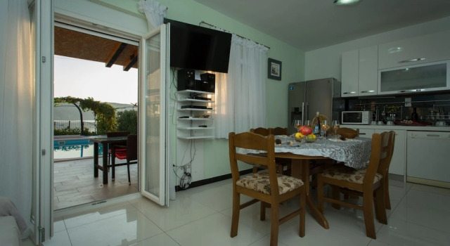 Beachfront Holiday Home With Pool Mami
