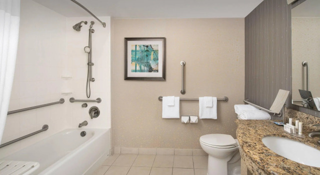 Четырёхместный номер Standard oceanfront Courtyard by Marriott Ocean City Oceanfront