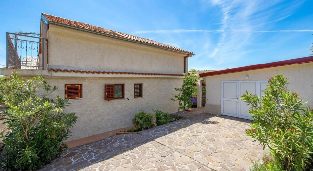 Amazing Home in Karlobag With 3 Bedrooms and Wifi