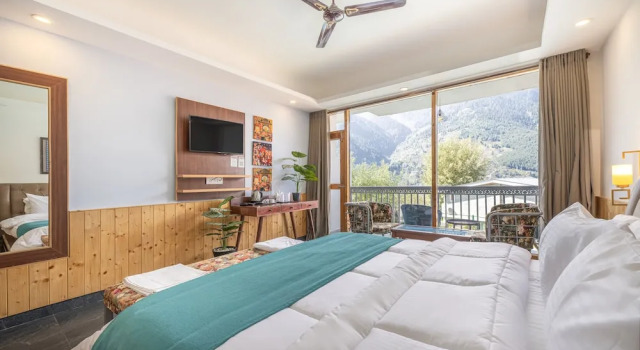 Номер Deluxe с балконом и с видом на бассейн Echor Himalayan Heights Luxe Resort & Spa, Manali