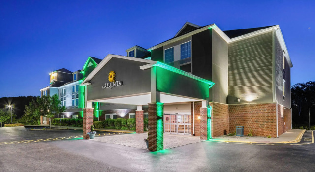 La Quinta Inn & Suites Stonington, Varaa Hotelli Hotellit New England uima-altaalla, Uima-allas