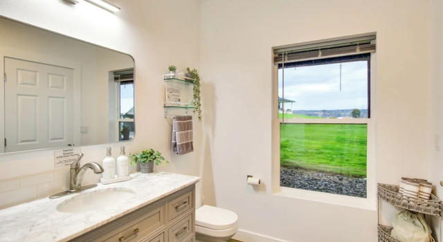 Коттедж Chic & Modern Snohomish Hideaway on a Working Farm