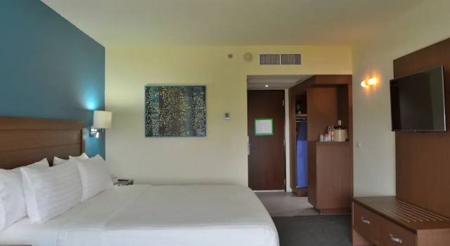 Четырёхместный номер Standard с видом на город Holiday Inn Guadalajara Expo Plaza del Sol by IHG