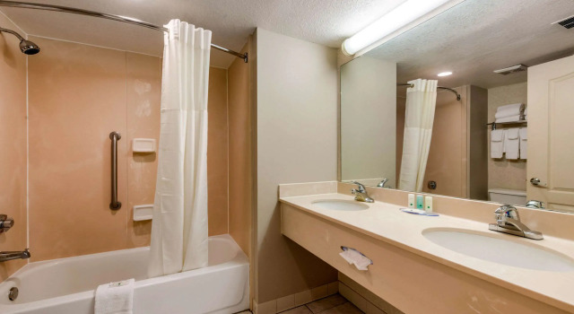 Четырёхместный люкс Quality Inn & Suites Tarpon Springs South