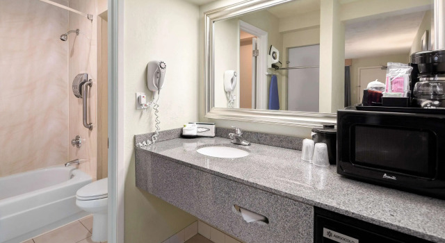 Четырёхместный номер Standard Hotel Nexus; BW Signature Collection