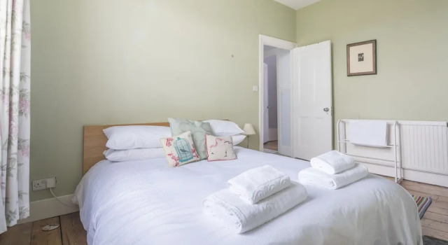 Bright Family Home in Angel with Patio, Забронировать Отель Бизнес-отели Англии, 4* 5*