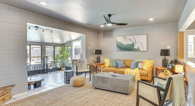 Walk to Scottsdale Stadium: Remodeled Home!, Забронировать Дом для отпуска Отели Скотсдейл с парковкой, Парковка