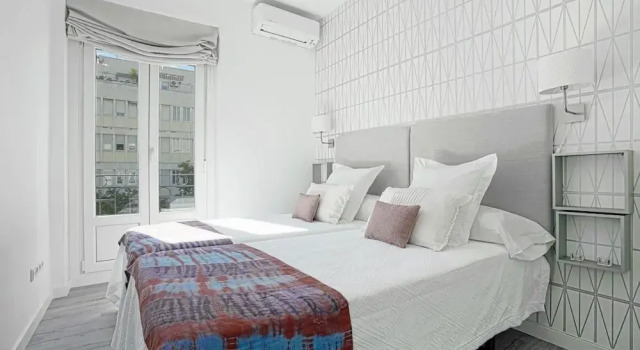 Апартаменты The Best Location, 8pax, 3BD & 2Bth, Reina Sofia II