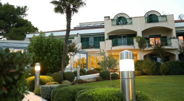 Hotel Villa Radin, Забронировать Отель Водице Шибенско-Книнская жупания, рядом с Частный Пляж Отеля «Кристина»