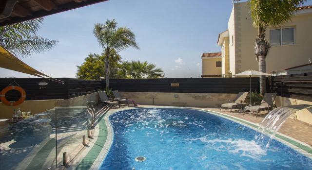 Ayia Napa Tropical Beach Villa, Забронировать Вилла Отели Айия-Напа с парковкой, Парковка