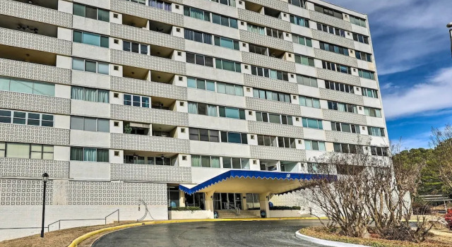 Views & Pool Access: Quaint Condo in Hot Springs!, Varaa Huoneisto Hot Springs 