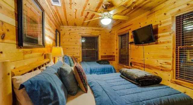 Crooked Pine Cabin With Swing and Hot Tub on the Deck by Redawning, Boek Hotel Broken Bow Oklahoma