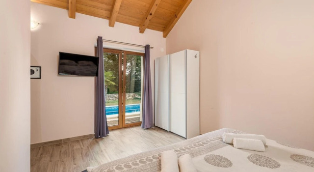 Amazing Home in Gostinjac With Wifi and 3 Bedrooms, Varaa Hotelli Hotellit Kvarner Islands uima-altaalla, Uima-allas