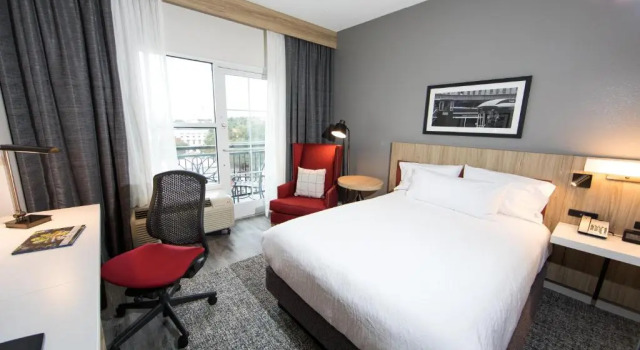 Двухместный номер с балконом и с красивым видом из окна Hilton Garden Inn Savannah Historic District